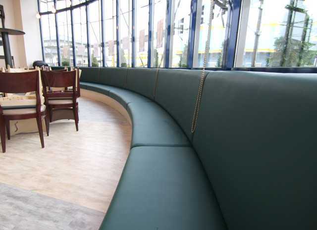 室内の曲面コーナーに沿って製作したソファ