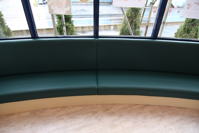 室内の曲面コーナーに沿って製作したソファ
