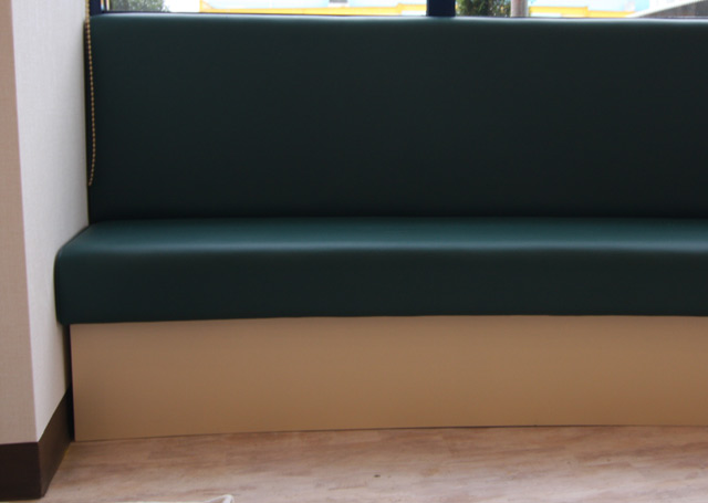 室内の曲面コーナーに沿って製作したソファ