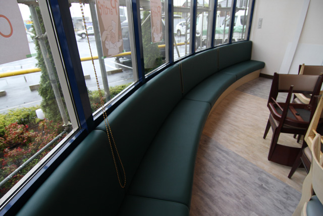 室内の曲面コーナーに沿って製作したソファ