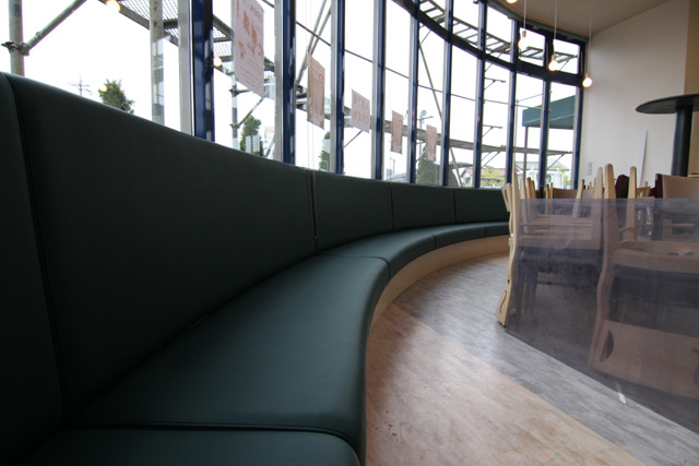 室内の曲面コーナーに沿って製作したソファ