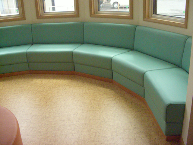 室内の曲面コーナーに沿って製作したソファ