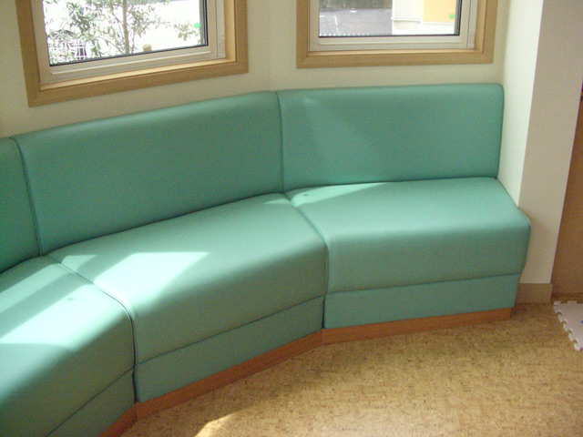 室内の曲面コーナーに沿って製作したソファ