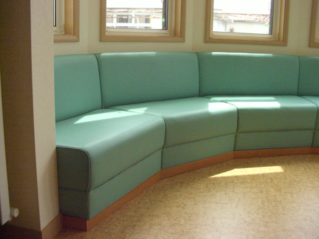 室内の曲面コーナーに沿って製作したソファ