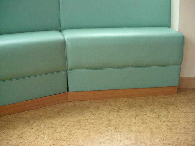 室内の曲面コーナーに沿って製作したソファ