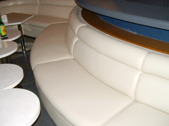 店舗の壁沿いに製作