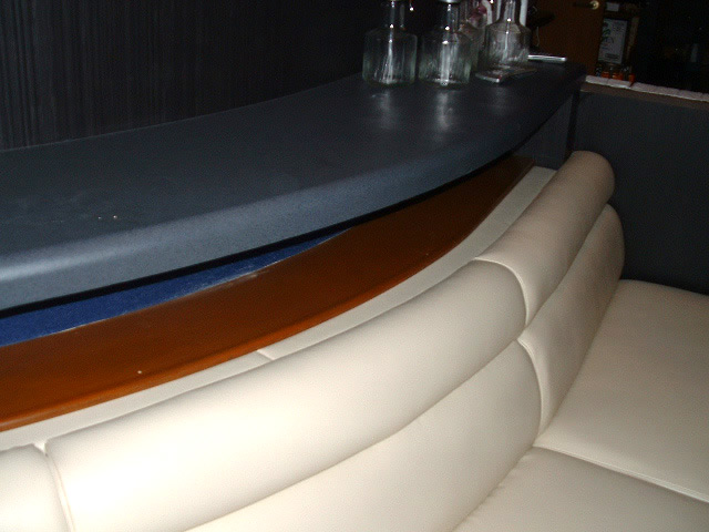 店舗の壁沿いに製作