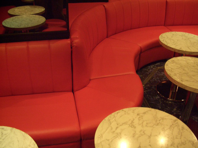 店舗の壁に沿ったソファ製作