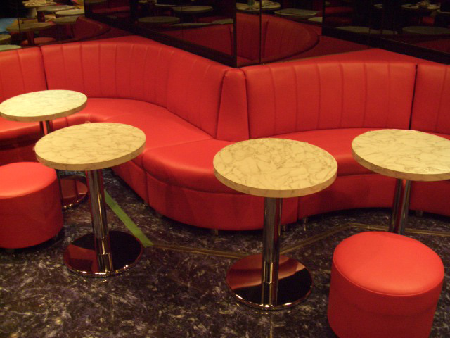 店舗の壁に沿ったソファ製作