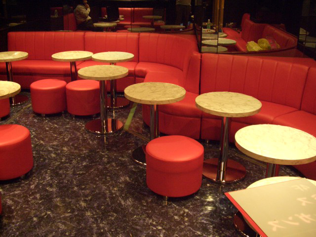 店舗の壁に沿ったソファ製作