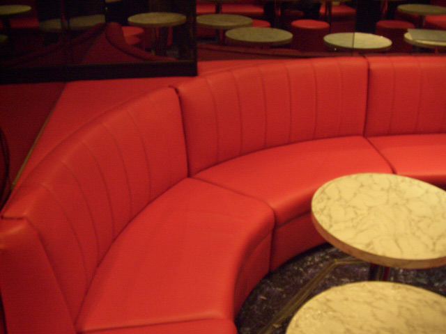 店舗の壁に沿ったソファ製作