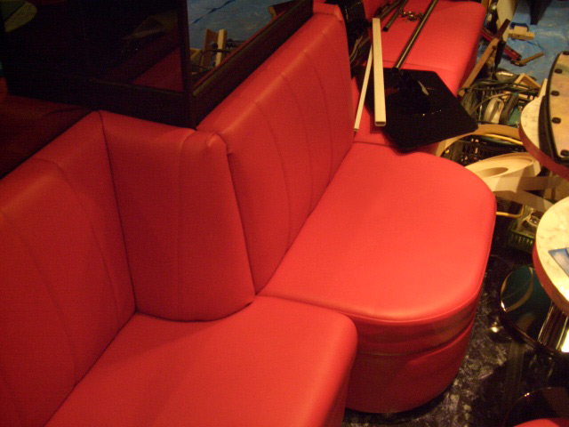 店舗の壁に沿ったソファ製作