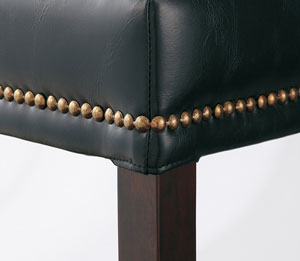 アンティーク風の鋲打ち仕上げ