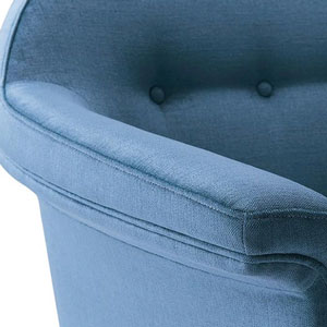 パイピングとボタンがアクセント